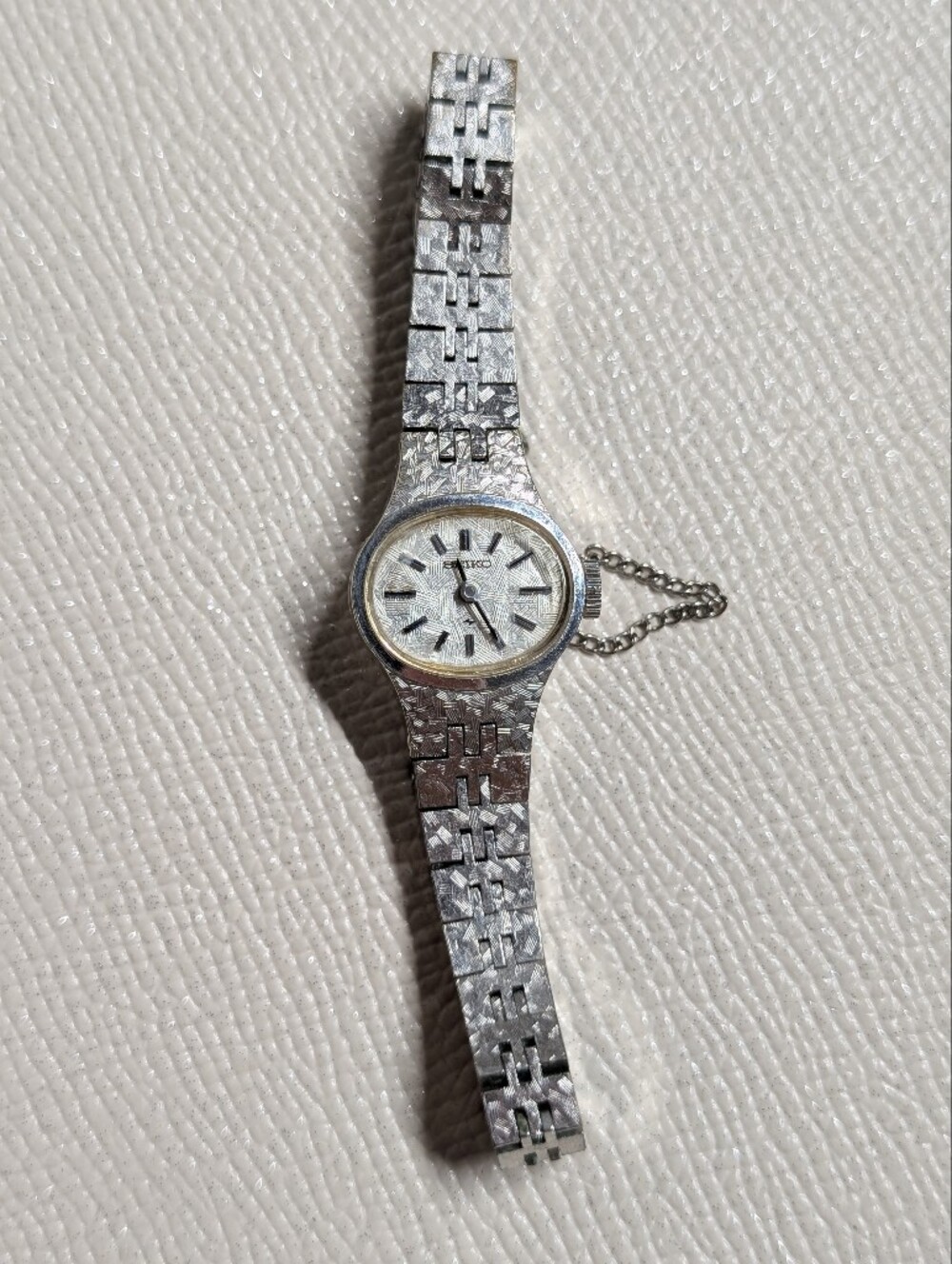 Seiko Women's Textured Silver Bracelet Windup Ladies Watch Classic White Gold